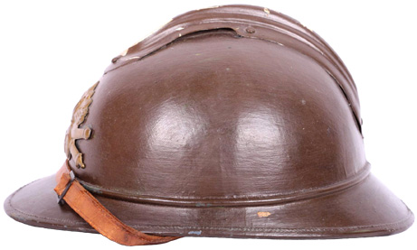 Casque en liège peint en marron. Casque en liège peint en marron.