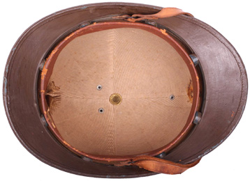 Vue intérieure, rivets du cimier et aération gillagée. Vue intérieure, rivets du cimier et aération gillagée.