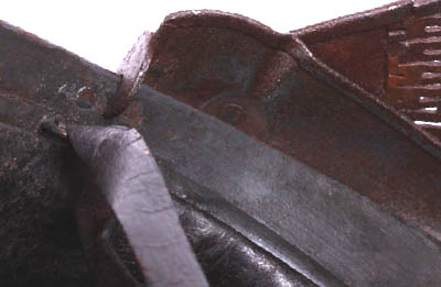 Détail du crochet latéral. Détail du crochet latéral.