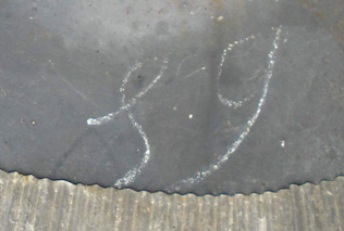 Taille inscrite à la craie en usine. Taille inscrite à la craie en usine.