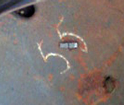 Taille inscrite à la craie en usine. Taille inscrite à la craie en usine.