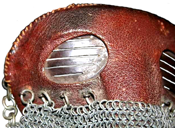 Détail des fentes de vision. Détail des fentes de vision.