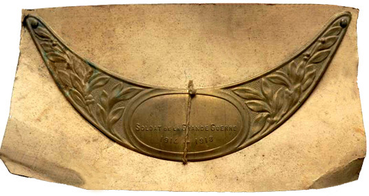 Plaque de la grande guerre sur son carton d'expédition. Plaque de la grande guerre sur son carton d'expédition.