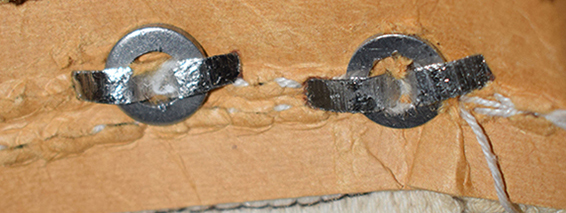 Mantien du cerclage par paire de rivets fendus renforcés d'une rondelle. Mantien du cerclage par paire de rivets fendus renforcés d'une rondelle.