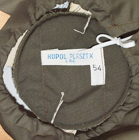 Étiquette du fabricant avec indication de la taille. Étiquette du fabricant avec indication de la taille.