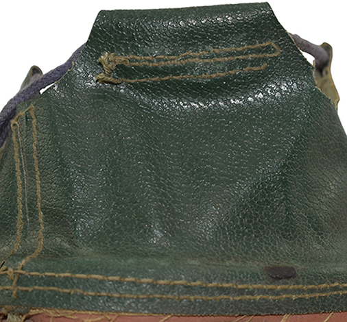 Patte de coiffe (envers/revers). Patte de coiffe (envers/revers).