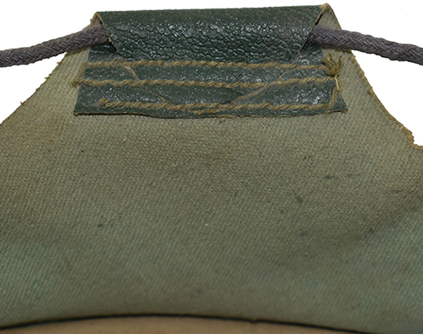 Patte de coiffe (envers/revers). Patte de coiffe (envers/revers).