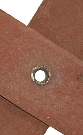 Orifice pour le maintien. Orifice pour le maintien.