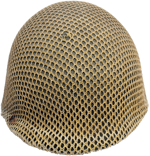 Exemplaire camouflé avec un morceau de filet pour véhicule. Exemplaire camouflé avec un morceau de filet pour véhicule.