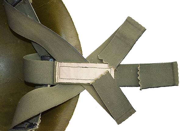 Bandes entre-croisées constituant la suspension et bande patronymique. Bandes entre-croisées constituant la suspension et bande patronymique.