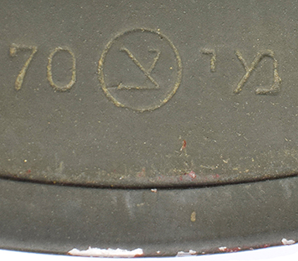 Marquage appliqué sous la visière, fabrication de 1970. Marquage appliqué sous la visière, fabrication de 1970.