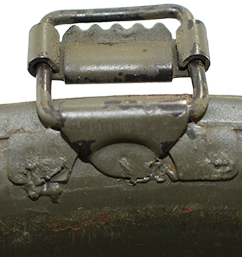 Passant latéral et arrière dans une bombe reconditionnée. Passant latéral et arrière dans une bombe reconditionnée.