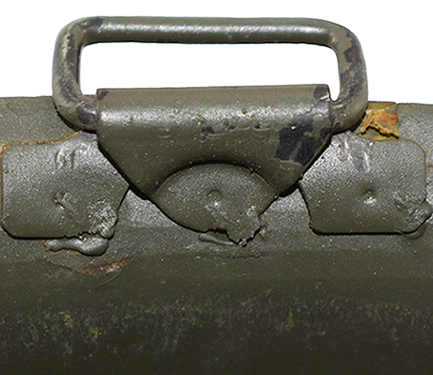 Passant latéral et arrière dans une bombe reconditionnée. Passant latéral et arrière dans une bombe reconditionnée.