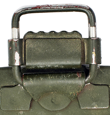 Passant latéral et arrière dans une bombe israélienne. Passant latéral et arrière dans une bombe israélienne.