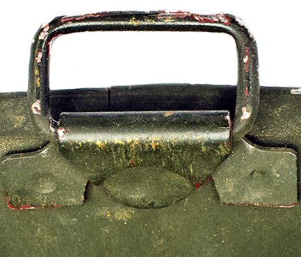 Passant latéral et arrière dans une bombe israélienne. Passant latéral et arrière dans une bombe israélienne.