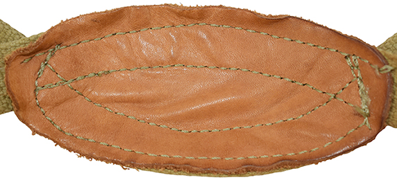 Mentonnière doublée de cuir. Mentonnière doublée de cuir.