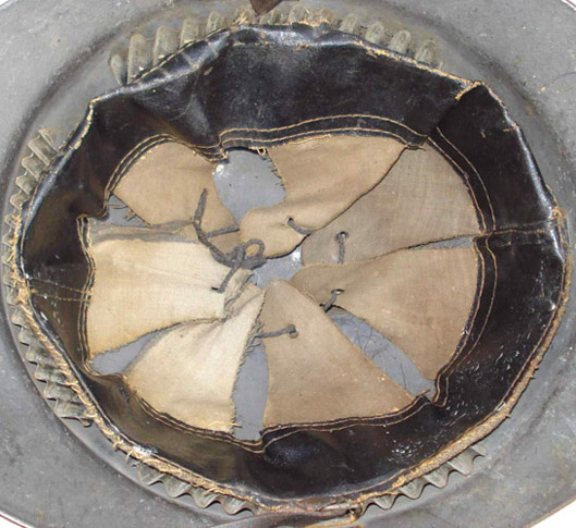 Autre coiffe en toile cirée. Autre coiffe en toile cirée.