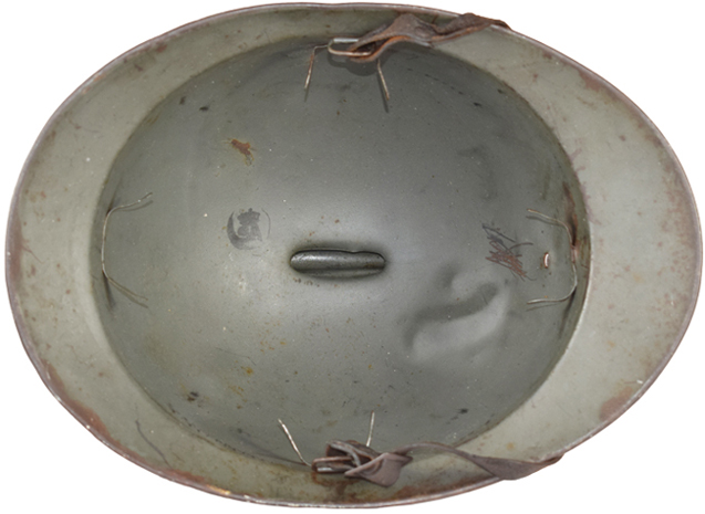 Intérieur de la bombe muni de quatre agrafes crampon. Intérieur de la bombe muni de quatre agrafes crampon.