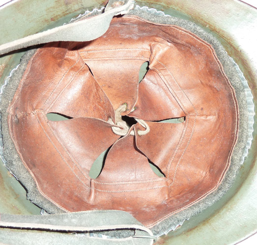 Coiffe en cuir. Coiffe en cuir.