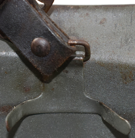 Agrafe crampon latérale avec passant de jugulaire. Agrafe crampon latérale avec passant de jugulaire.