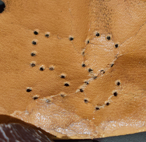 Indication taille en chiffre perforé. Indication taille en chiffre perforé.