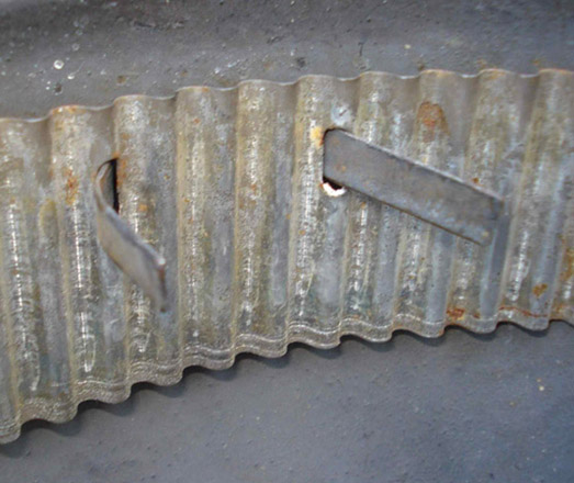 Agrafe double de fixation, et lame d'aération. Agrafe double de fixation, et lame d'aération.