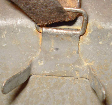 Agrafe latérale avec passant de jugulaire. Agrafe latérale avec passant de jugulaire.