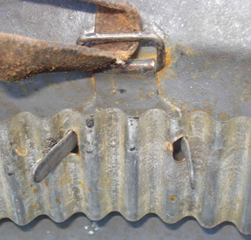 Détail mise en place lame ondulée. Détail mise en place lame ondulée.