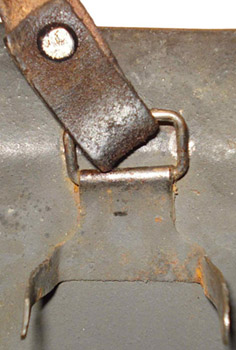 Passant de jugulaire. Passant de jugulaire.