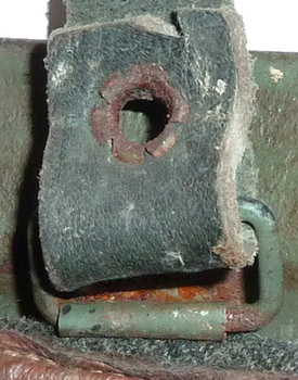 Rivet creux sur une jugulaire de couleur grigioverde. Rivet creux sur une jugulaire de couleur grigioverde.