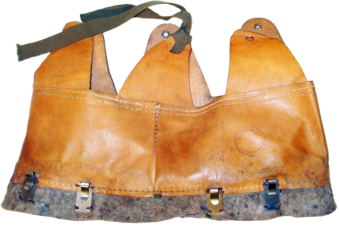 Coiffe en cuir fauve, vue envers/revers. Coiffe en cuir fauve, vue envers/revers.