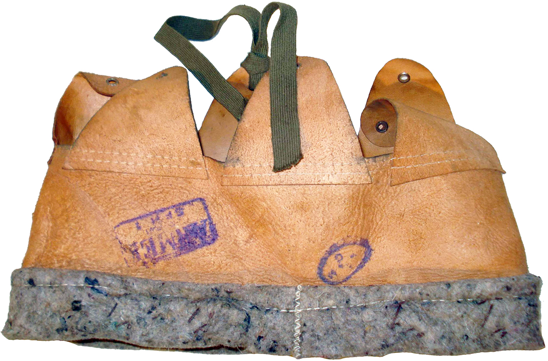 Coiffe en cuir fauve, vue envers/revers. Coiffe en cuir fauve, vue envers/revers.