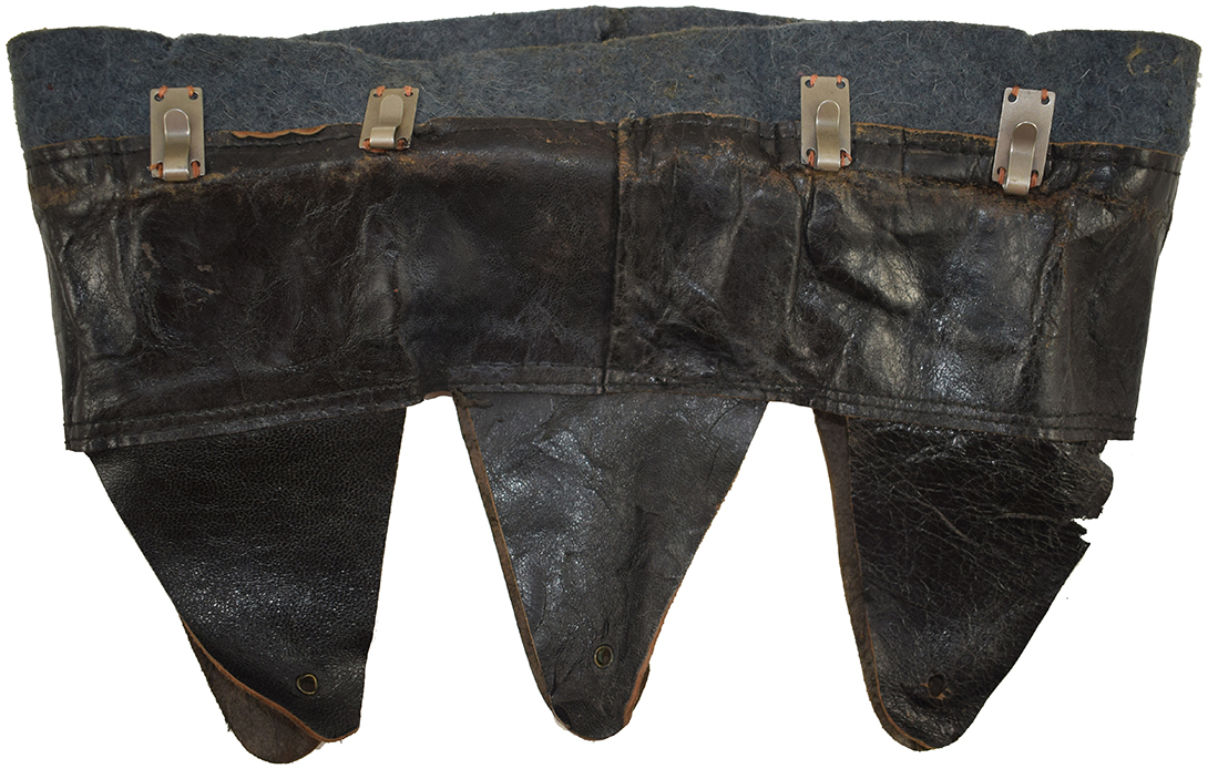 Coiffe en cuir, vue envers/revers. Coiffe en cuir, vue envers/revers.