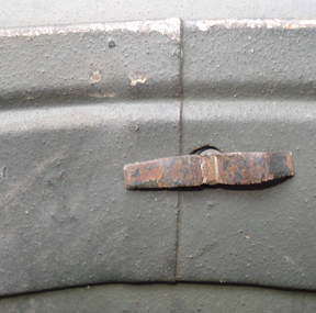 Taille I, fixation par rivet fendu. Taille 1, fixation par rivet fendu.