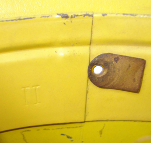 Taille II, fixation par œillet métallique. Taille II, fixation par œillet métallique.