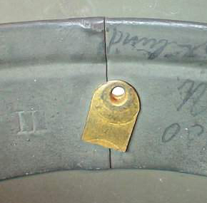 Taille III, fixation par œillet métallique. Taille III, fixation par œillet métallique.