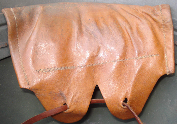 Patte de coiffe en cuir. Patte de coiffe en cuir.