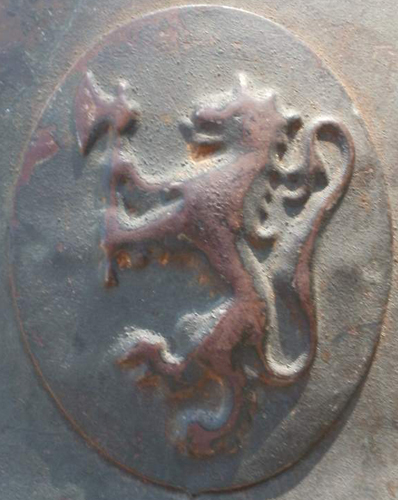 Insigne frontal (riksvåpen løve) appliqué à partir de 1935. Insigne frontal (riksvåpen løve) appliqué à partir de 1935.