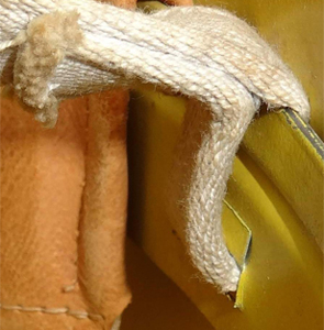 Jugulaire fixée au cerclage. Jugulaire fixée au cerclage.