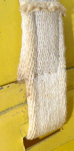 Jugulaire fixée au cerclage. Jugulaire fixée au cerclage.