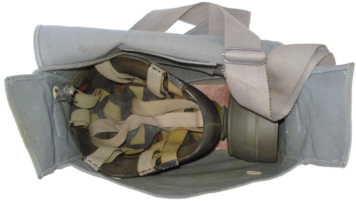 Masque à gaz dans sa sacoche de transport. Masque à gaz dans sa sacoche de transport.