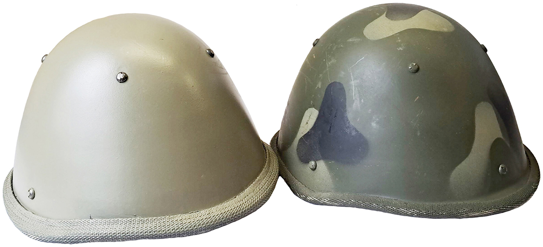 Fabrications intiales avec jugulaire en deux points récupérée du casque Ssh 68. Fabrications intiales avec jugulaire en deux points récupérée du casque Ssh 68.