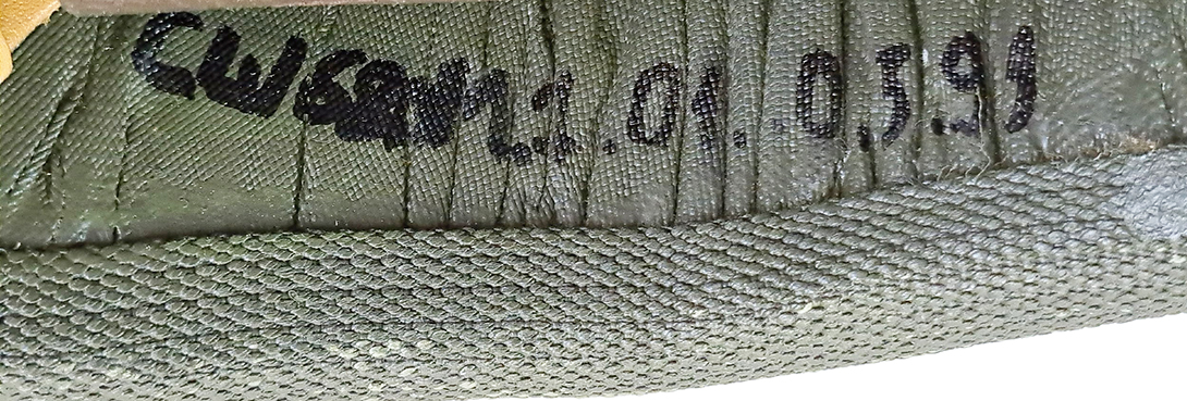 Marquage appliqué au feutre noir sur la bordure intérieur du casque (premier lot, fabrication mai 1999). Marquage appliqué au feutre noir sur la bordure intérieur du casque (premier lot, fabrication mai 1999).