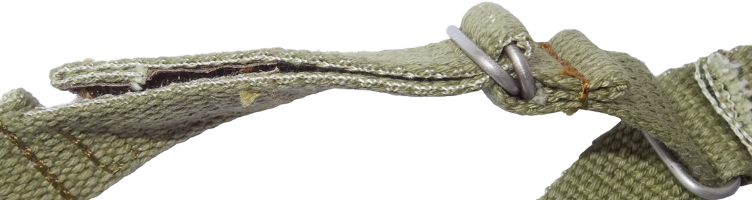 Sangle arrière réglable par velcro et double boucle. Sangle arrière réglable par velcro et double boucle.