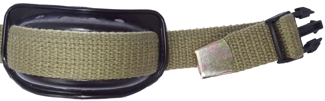 Partie longue avec mentonnière et crochet de fermeture. Partie longue avec mentonnière et crochet de fermeture.