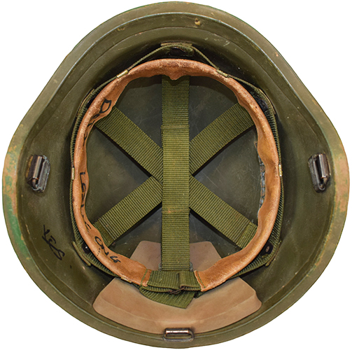 Coiffe dans casque du premier type. Coiffe dans casque du premier type.