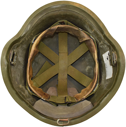 Coiffe dans casque du second type. Coiffe dans casque du second type.