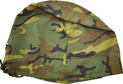 Couvre-casque, vue à plat (envers/revers). Couvre-casque, vue à plat (envers/revers).