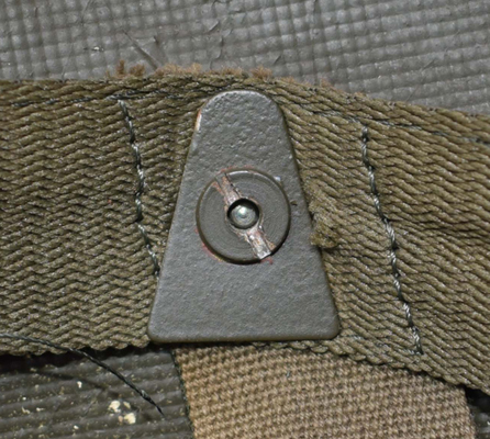 Détail mise en place plaque de maintien. Détail mise en place plaque de maintien.