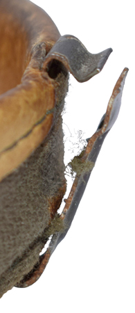 Agrafe de maintien du bandeau. Agrafe de maintien du bandeau.